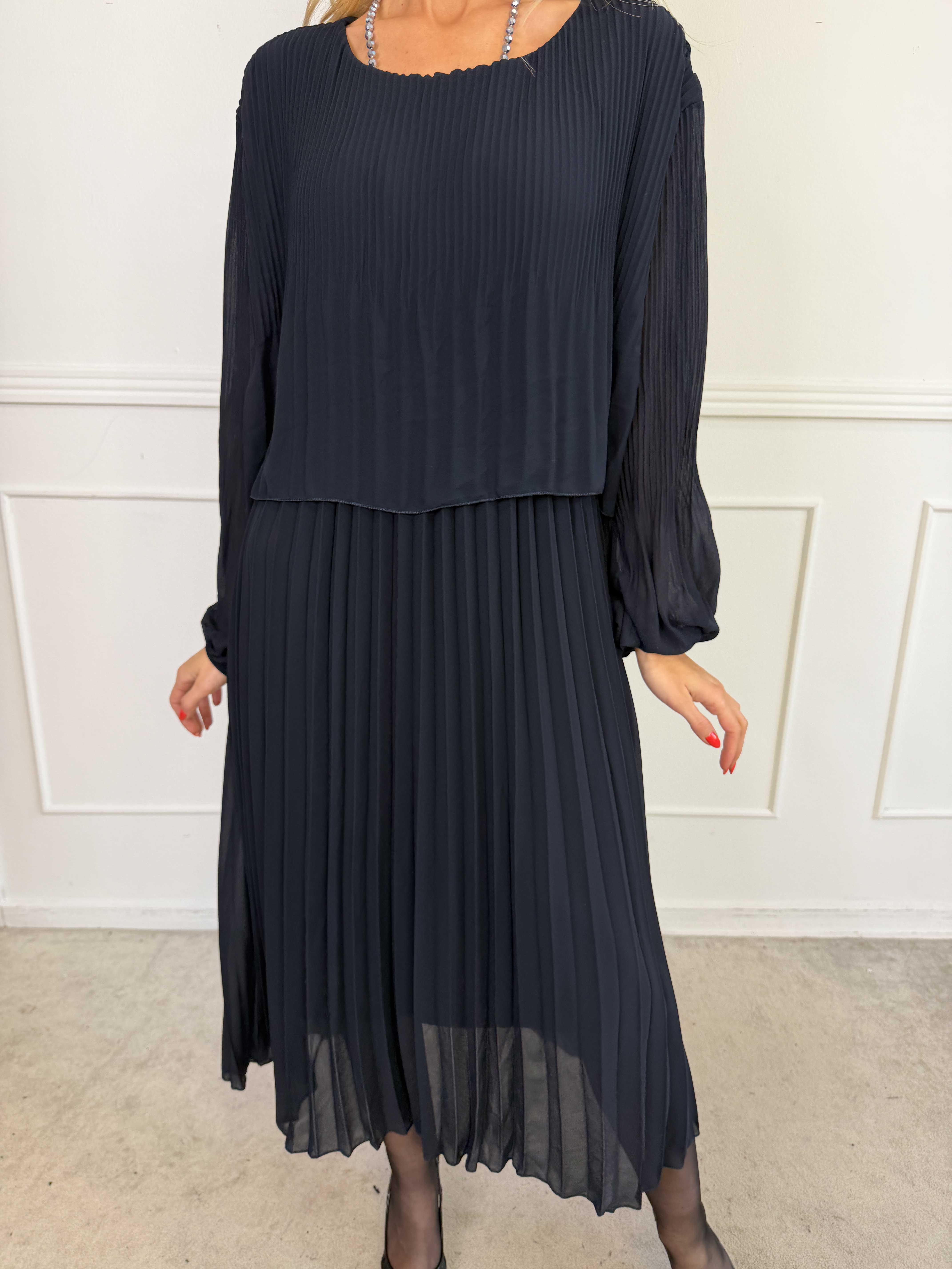 Kristina Long - Langærmet plus size kjole med plisseringer